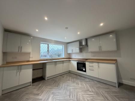 3 bedroom Terraced House To Let - Photo 4
