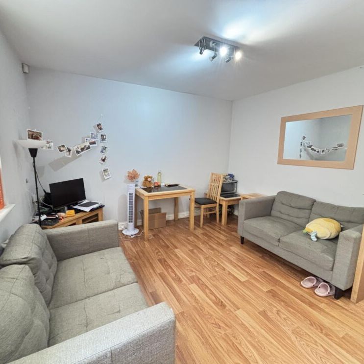 79 Flat 2 Brudenell Grove, Leeds, LS6 1HR - Photo 1