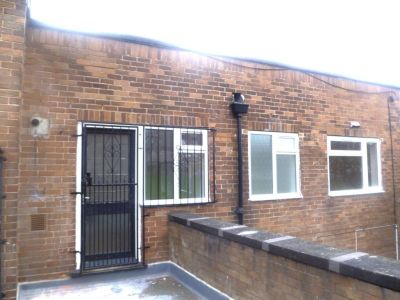 2 bedroom Flat in Whincover Drive, Leeds - Photo 2