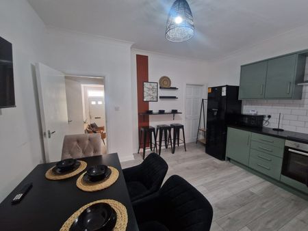 4 Bed Detached House, Cross Green, LS9 - Photo 4