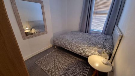 4 bedroom terraced house to rent - Photo 4