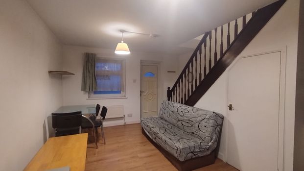 Sycamore Avenue, London - Photo 1