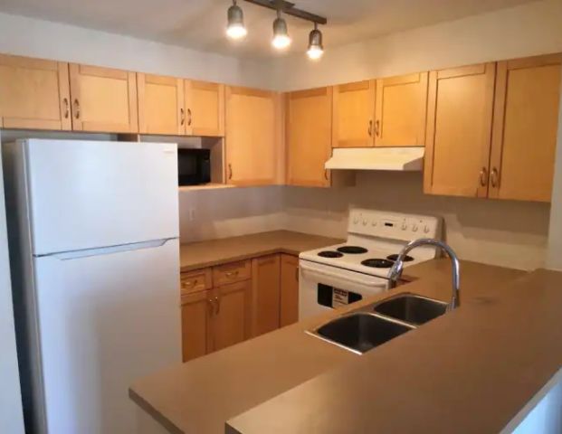 Quiet and good location. 2 bedrooms and 2 full bathrooms plus a den | 70 Panamount Dr NW, Calgary - Photo 1