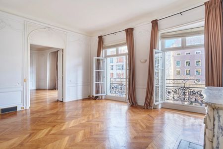 Tout savoir sur cet appartement dans le quartier Triangle d'Or, à Paris 8ème - Photo 2