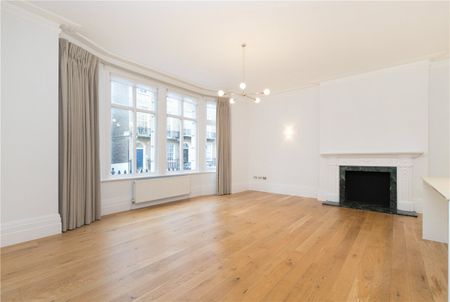 Two bedroom, two bathroom apartment with stunning high ceilings and original features, situated on the ground floor of a period building in Montagu Square. - Photo 2