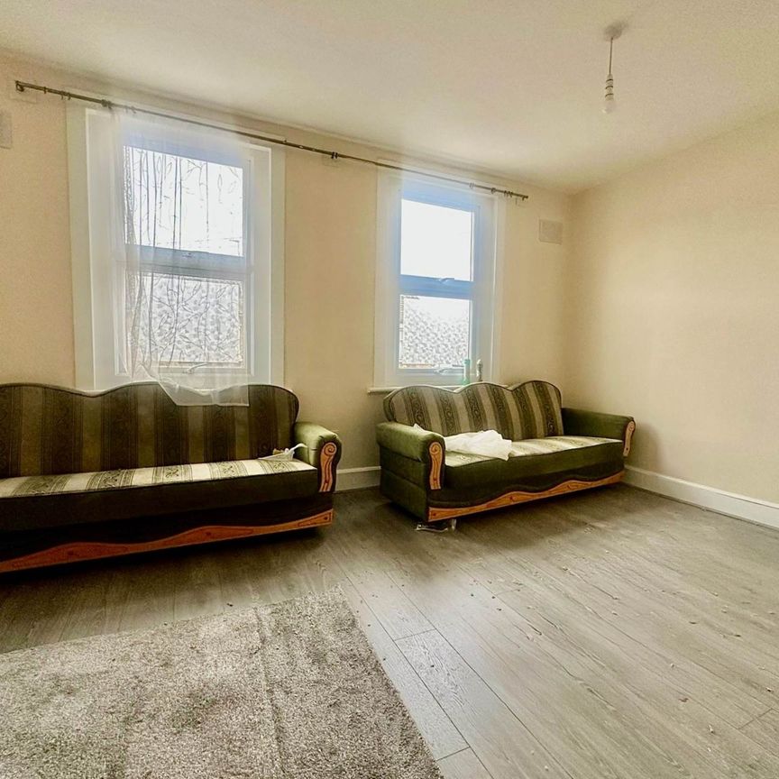 Guide Price £1,850 pcm - Available Now - Part Furnished - Photo 1