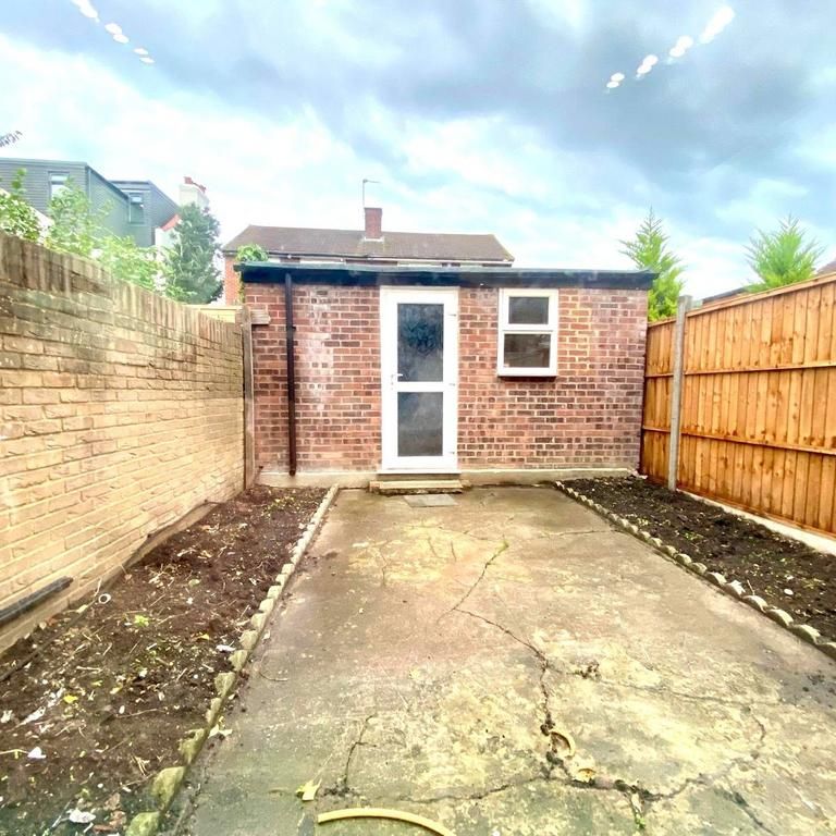 4 bedroom terraced house to rent - Photo 1