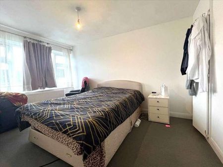 Artemis Close, Driveway & Garage, Gravesend, DA12 - Photo 3