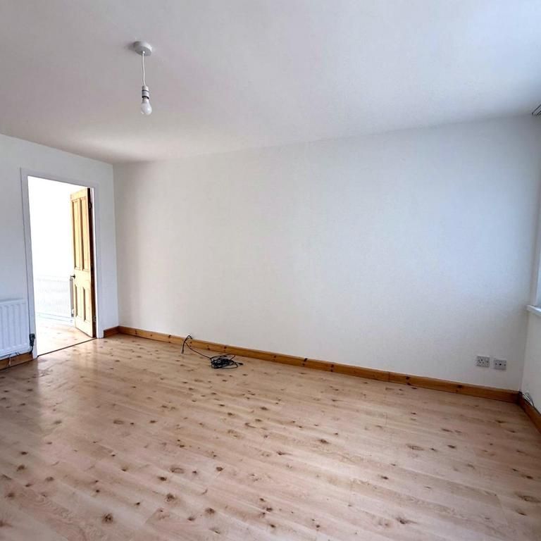 4 bedroom semi-detached house to rent - Photo 1