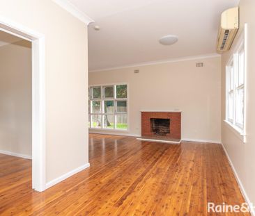 Good sized open plan living dining area with large reverse cycle ai... - Photo 2