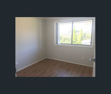 FIVE BEDROOM TOWNHOUSE - CALL ASAP - Photo 1