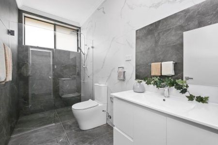 NEAR NEW FREESTANDING VILLA - Photo 4