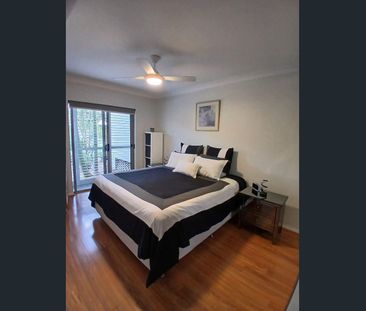 Stylish Ground-Floor Two-Bedroom Apartment in a Prime Coastal Location - Photo 3