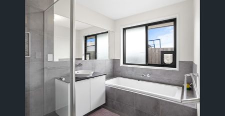 Spacious Family Home with Multiple Living Areas, Ducted Air & Garden Maintenance Included. Contact Julie Sykes 0438 050 110 - Photo 5