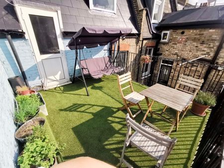 Professional Female Houseshare with Terrace Second Floor Back Room - Photo 2