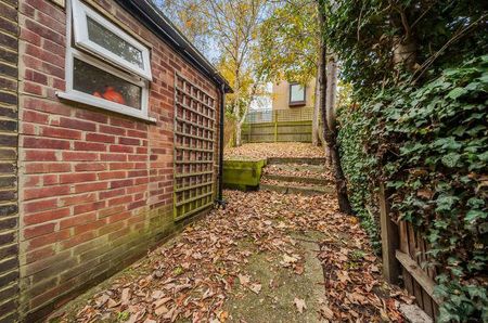 Walnut Tree Close, Guildford, GU1 - Photo 5