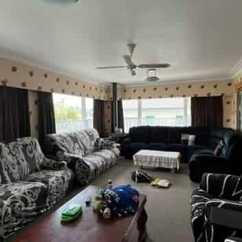 Huge family home - Photo 1