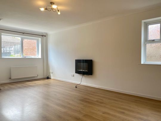 Creekmoor, Poole - Photo 1