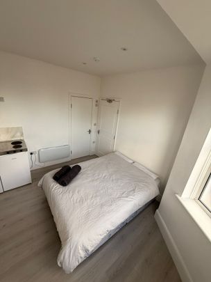 Studio Flat, Colville Road, E11 - Photo 1