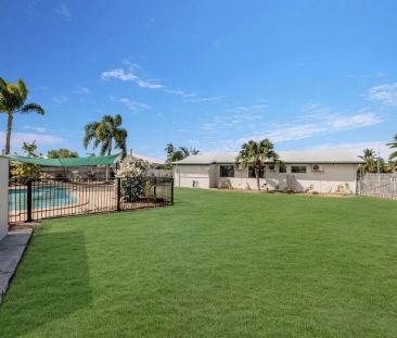 Tropical Oasis in Prime location! - Photo 3