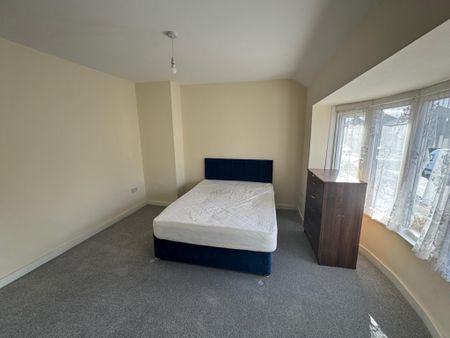 69 Hilton Road, Wolverhampton, West Midlands, WV4 - Photo 2