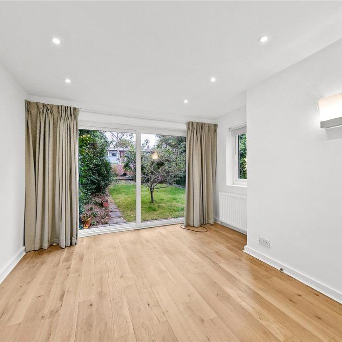 4 bedroom end of terrace house to rent - Photo 1