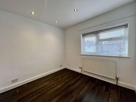 4 bedroom semi-detached house to rent - Photo 3