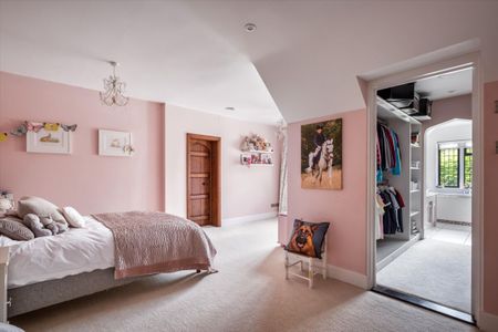 A superb countryside home with spectacular views, a tennis court, swimming pool, putting green & stables situated close to Guildford Town, available to let. - Photo 3