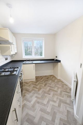 4 bed Town House - To Let - Photo 5