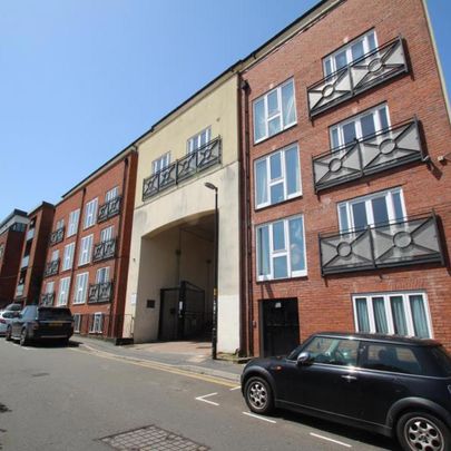 A fantastic two double bedroom flat in a secure development with wonderful views! **Video tour available** - Photo 1