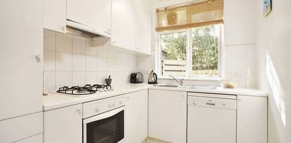 SPACIOUS TWO BEDROOM APARTMENT - Photo 2