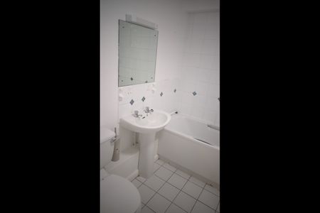 2 Bed Flat, Royal Victoria Court, NG7 - Photo 2