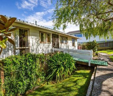 Tidy home with large yard - Photo 4