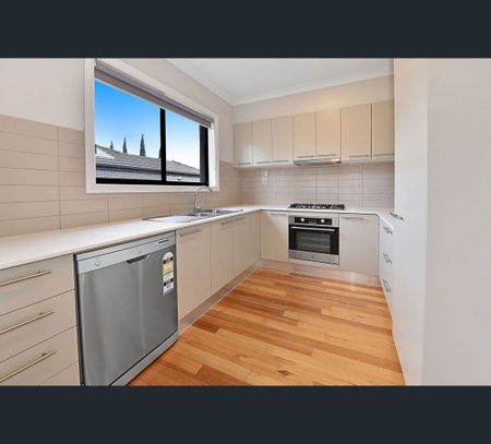 2/1 Gordon St, Tullamarine, Vic 3043 - Photo 2