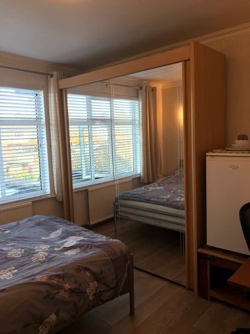 Room in a Shared House, Brockham Drive, IG2 - Photo 3