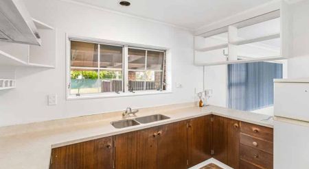 Spacious standalone home in a prime Papatoetoe location! - Photo 4