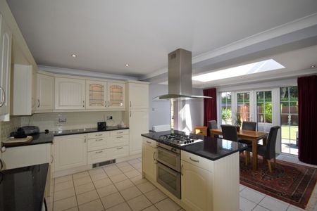 4 bedroom West Side, Four Bedroom House - Longcroft Gardens, Welwyn Garden City - Photo 2