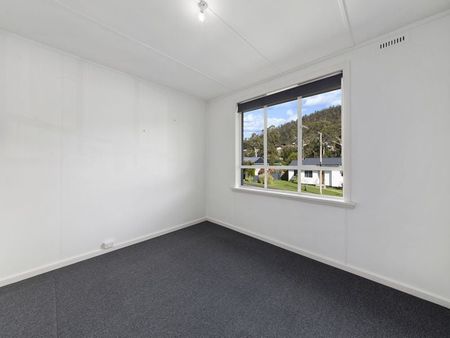 Neat and tidy Chigwell home - Photo 3