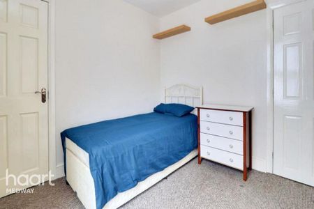 1 bedroom in a house share to rent - Photo 2