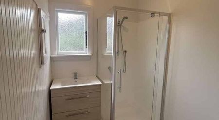 Four bedroom home, available now! - Photo 4