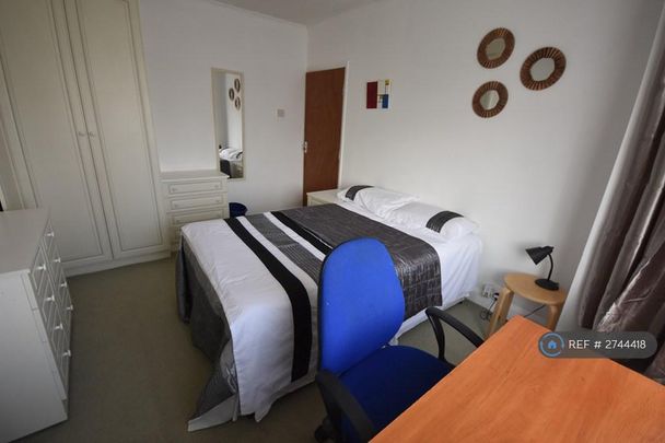 4 bedroom semi-detached house to rent - Photo 1