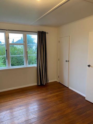 Tidy 2 Bedroom with large backyard - Photo 2