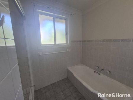 Charming 3 Bedroom Villa - Photo 2