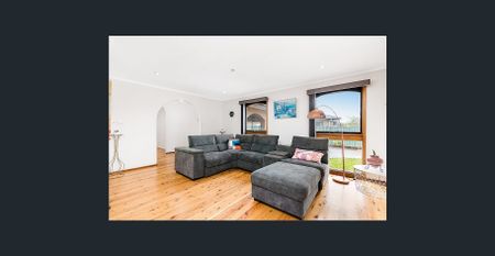 Single Level Residence In Prime Location! - Photo 3