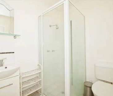 “One bedroom unit in Annerley!” - Photo 4