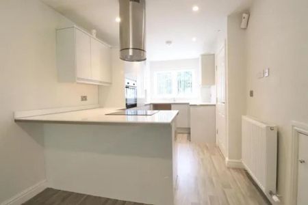 3 bedroom semi-detached house to rent - Photo 4