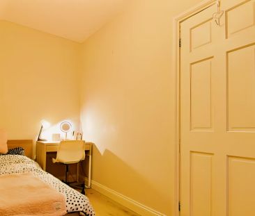 6 Bed 2 Bath - Photo 1