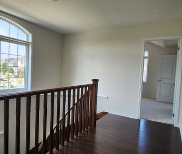 For Lease - 246 Degraaf Crescent, Aurora, Ontario - Photo 2