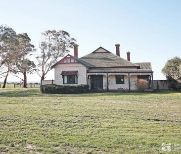 Character home on 1 acre! - Photo 1