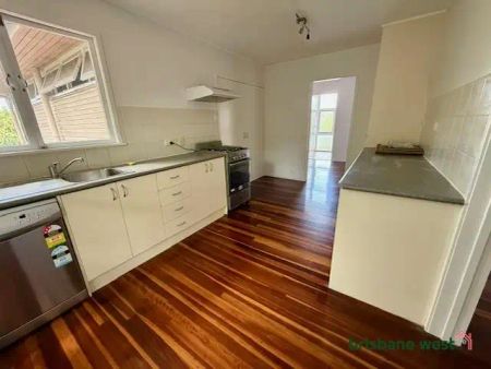 “CHARMING FAMILY HOME” - Photo 4